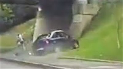 سائق يتسبب في انقلاب سيارة أخرى في مشهد صادم (فيديو)