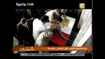 بالفيديو.. نجل شهيد شرطة الغربية يفقد وعيه أثناء صلاة الجنازة