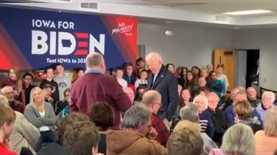 أمريكي يحرج جو بايدن خلال لقاء انتخابي ويسأله عن أعمال ابنه في أوكرانيا (فيديو)