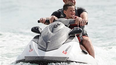 بالصور.. روني يُعلم ابنه قيادة «جت سكي»