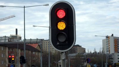 قصة أول إشارة مرور بالعالم في ذكرى اختراعها