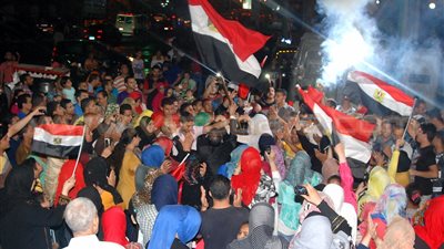 عروسان يشاركان أهالي الشرقية احتفالاتهم بالقناة الجديدة