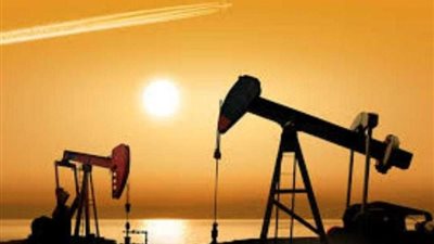 النفط يغلق على ارتفاع مع تبدد تخمة المعروض العالمي