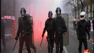 احتجاجات وأعمال شغب في فرنسا ضد نظام ماكرون للتقاعد (فيديو)