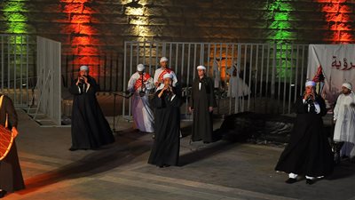 التنورة والطبل البلدي أبرز مشاهد الاحتفال بليلة الرؤية في المعز (صور)