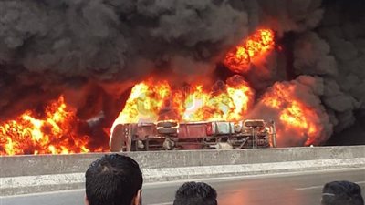 حريق يلتهم سيارة نقل مواد بترولية أعلى دائري الخصوص (صور)
