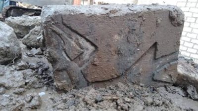 تفاصيل اكتشاف ١٩ كتلة أثرية حجرية في ميت رهينة