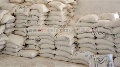 العمال يغلقون بوابات مطاحن