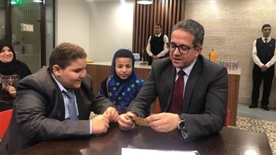 والدة طفل يحلم أن يكون عالم آثار: 