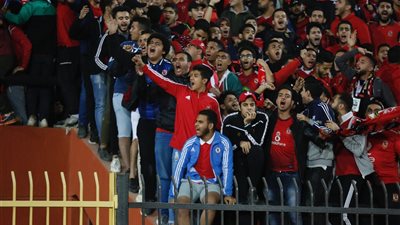 جمهور الأهلي يزين مدرجات ملعب السلام قبل مباراة الهلال السوداني (صور)