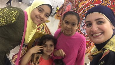 «مصر للطيران» توزع فوانيس رمضان على المسافرين بالمطار (صور)