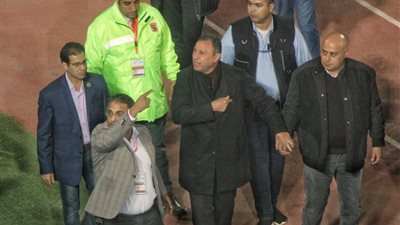 الخطيب يحتوي غضب جمهور الأهلي في لقاء الهلال السوداني