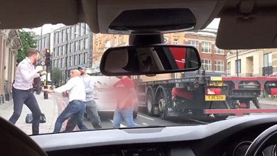 بالفيديو والصور.. راكب يقتحم خناقة بين سائقين بعدوانية