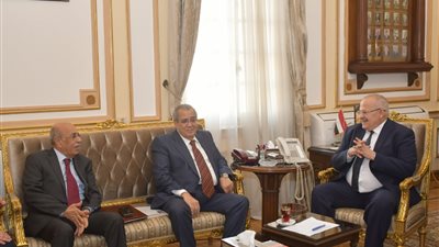 رئيس جامعة القاهرة يكرم مفيد شهاب وجابر عصفور