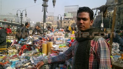 «حمادة خلف» قصة كفاح على الأرصفة.. توفى والده وعمره 10 أعوام.. احترف «النجارة» ثم عمل بائعًا متجولًا.. بدأ مشوار الرصيف من ميدان رمسيس.. وأعال إخوته الأربعة حتى أصبحوا من الأوائل