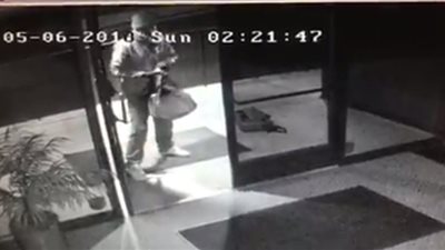 حرامي يدخل في وصلة رقص بعد اقتحام مكتب وسرقة «لاب توب» (فيديو)