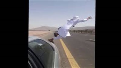لحظة قفز متهور من سيارته أمام شاحنة على طريق سريع (فيديو)
