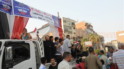 محافظ الجيزة يشارك المواطنين فرحتهم بقناة السويس الجديدة