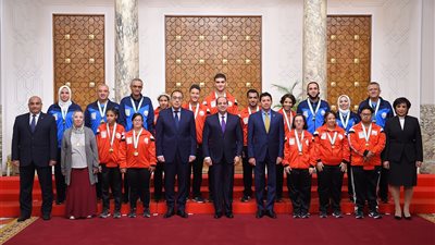 السيسي يمنح وسام الرياضة للأبطال الرياضيين.. المنتخب الأوليمبي الأبرز