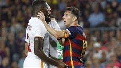 بالفيديو.. ميسي يعتدي على مدافع روما في خوان جامبر