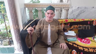 بالفيديو.. شيخ الطريقة العزازية بالشرقية يلقي قصيدة في مدح السيسي