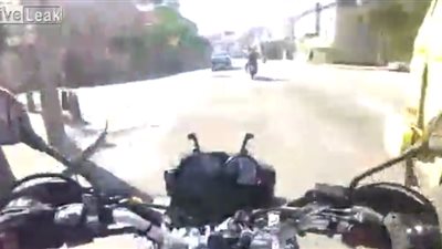 لحظة هجوم مسلحين على سائق وسرقة دراجته النارية في وضح النهار (فيديو)