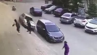 رد فعل صادم لسائق تعرض لحادث بسيارته (فيديو)