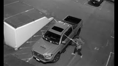 لحظة سقوط رجل بطريقة مروعة من فوق منزل (فيديو)