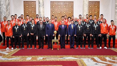 الرئيس السيسي يكرم الزميل زغلول صيام ويمنحه وسام الجمهورية