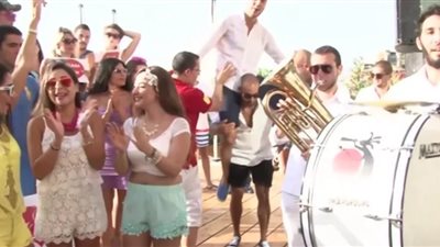 بالفيديو.. لبناني يطلب يد حبيبته بطريقة مميزة