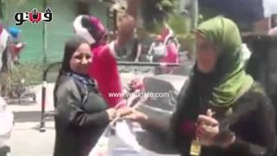 بالفيديو.. وصلة رقص لسيدتين بعابدين احتفالا بقناة السويس