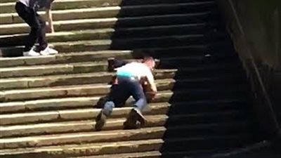 رد فعل صادم لرجل لحظة سقوط صديقه بطريقة مروعة في المياه (فيديو)