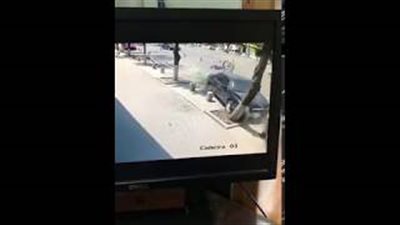 سيارة طائشة تطيح بمجموعة عمال أثناء توقفهم أعلى رصيف (فيديو)