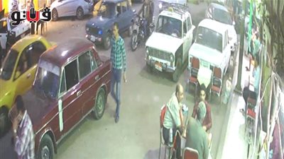 مواطن يوثق لحظة سرقة هاتفه المحمول في شارع السادات بأسيوط