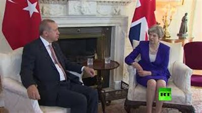 لحظة استقبال رئيسة وزراء بريطانيا لأردوغان (فيديو)