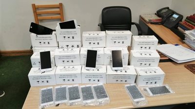 إحباط تهريب شاشات هواتف محمولة بـ134 ألف جنيه بمطار برج العرب