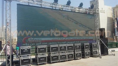 بالصور.. المئات يتابعون افتتاح قناة السويس عبر شاشة عملاقة بالفيوم