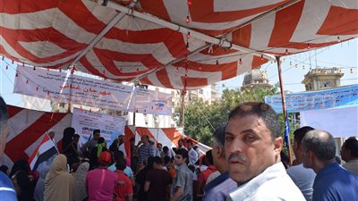 بالفيديو والصور.. وصلة رقص لمواطني المنصورة على الموسيقى النحاسية