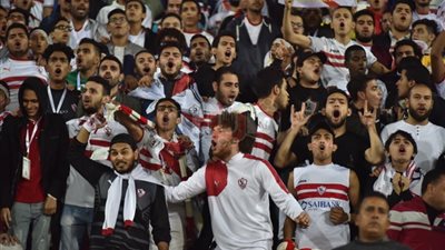 جماهير الزمالك تحتفل باللاعبين بعد الفوز على بطل أنجولا