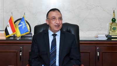 محافظ الإسكندرية الجديد يجري تغييرا في طاقم مكتبه