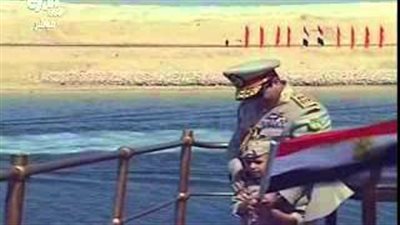بالفيديو.. «السيسي» يحقق أحلام أطفال مرضى السرطان.. «عمر» يفوز بعلم افتتاح قناة السويس الجديدة.. الرئيس لـ«أحمد»: «لما توصل البيت هتلاقي هديتك».. والصغير يهديه 