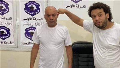 تعرف على القيادي المليشياوي الذي ظهر في صورة مهينة لطيار الجيش الليبي‎ الأسير