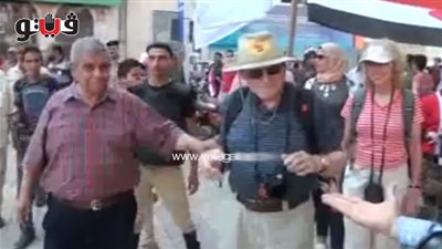 بالفيديو.. السياح يرقصون على أنغام تسلم الأيادى في الدقهلية