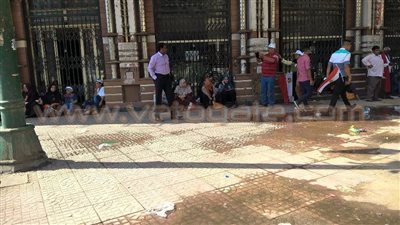 بالصور.. محتفلو التحرير يحتمون بالعمارات من حرارة الشمس