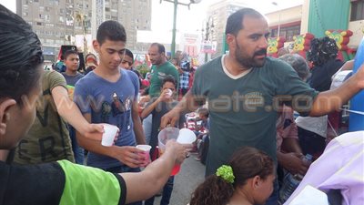 بالفيديو والصور.. مواطن يوزع الشربات احتفالا بافتتاح قناة السويس بالشرقية