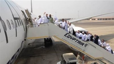 «مصر للطيران» تنقل 2860 معتمرا على متن 15 رحلة جوية
