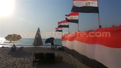 بالصور.. رواد شاطئ العجمي يحتفلون بافتتاح القناة بـ«علم 60 مترًا»