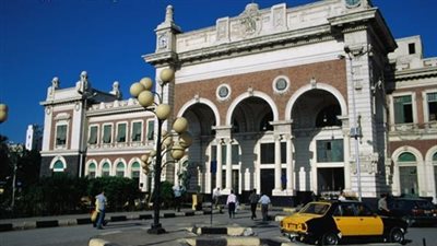 رئيس شركة الخدمات المتكاملة يتفقد محطات السكك الحديدية بالإسكندرية