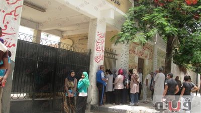 بالصور.. القلق والتوتر يسيطران على أولياء الأمور ببني سويف
