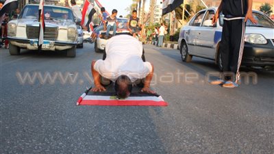 بالصور.. أهالي بورسعيد يسجدون على علم مصر احتفالًا بالقناة الجديدة